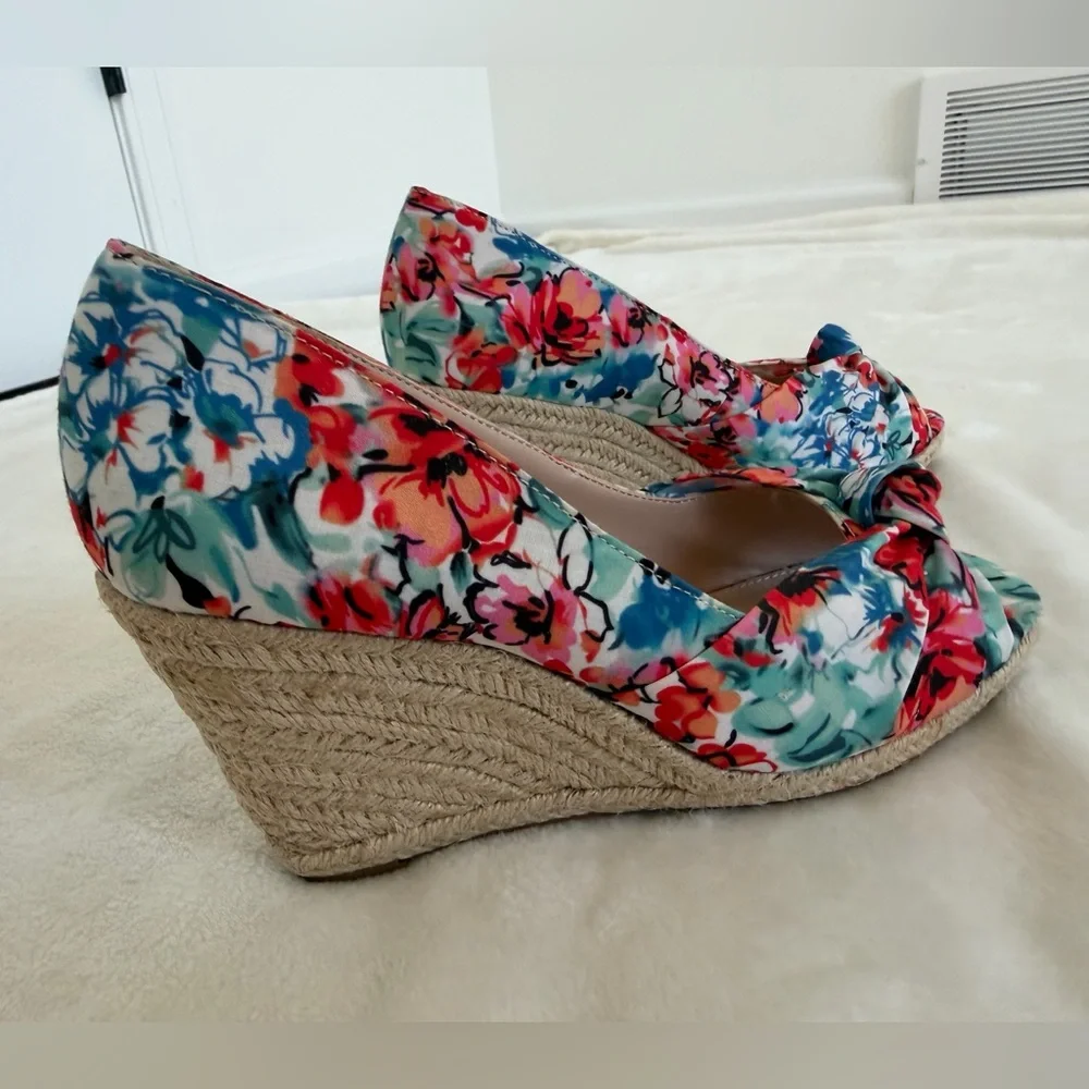 Kelly & Katie Sz 7.5 Ivala Floral Textile Peep Toe Wedge Espadrille Sandal.